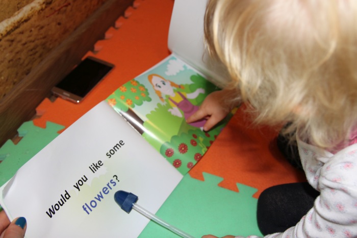 Dziecko czyta w języku obcym